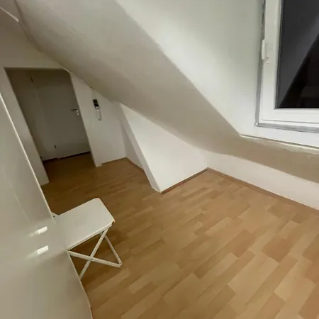 Haus Zum Bacchus Privates Einzelzimmer Nahe Bahnhof Roemisches Theater, ホームステイ